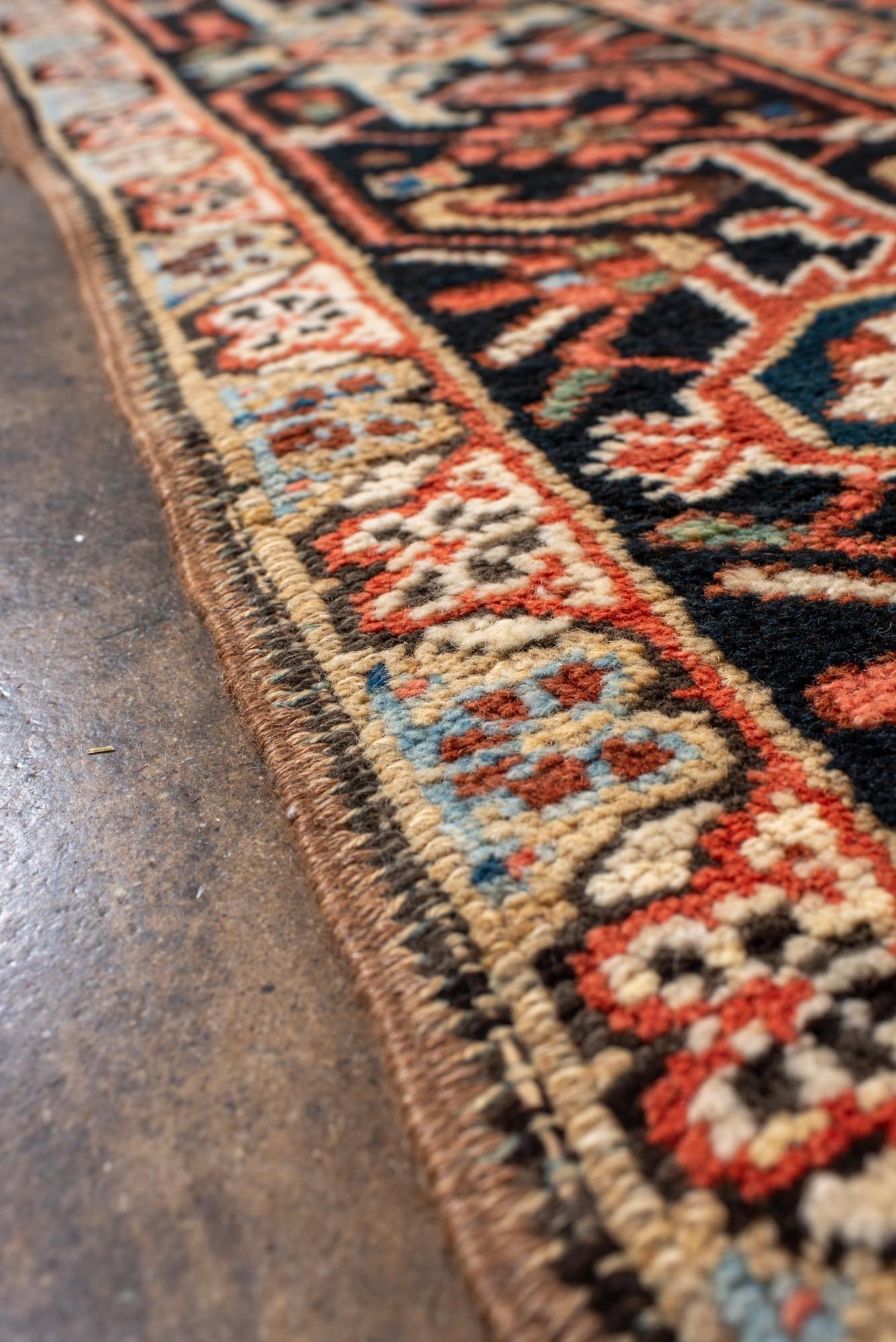 Antiker persischer Heriz-Teppich mit geometrischem Medaillon (Wolle) im Angebot