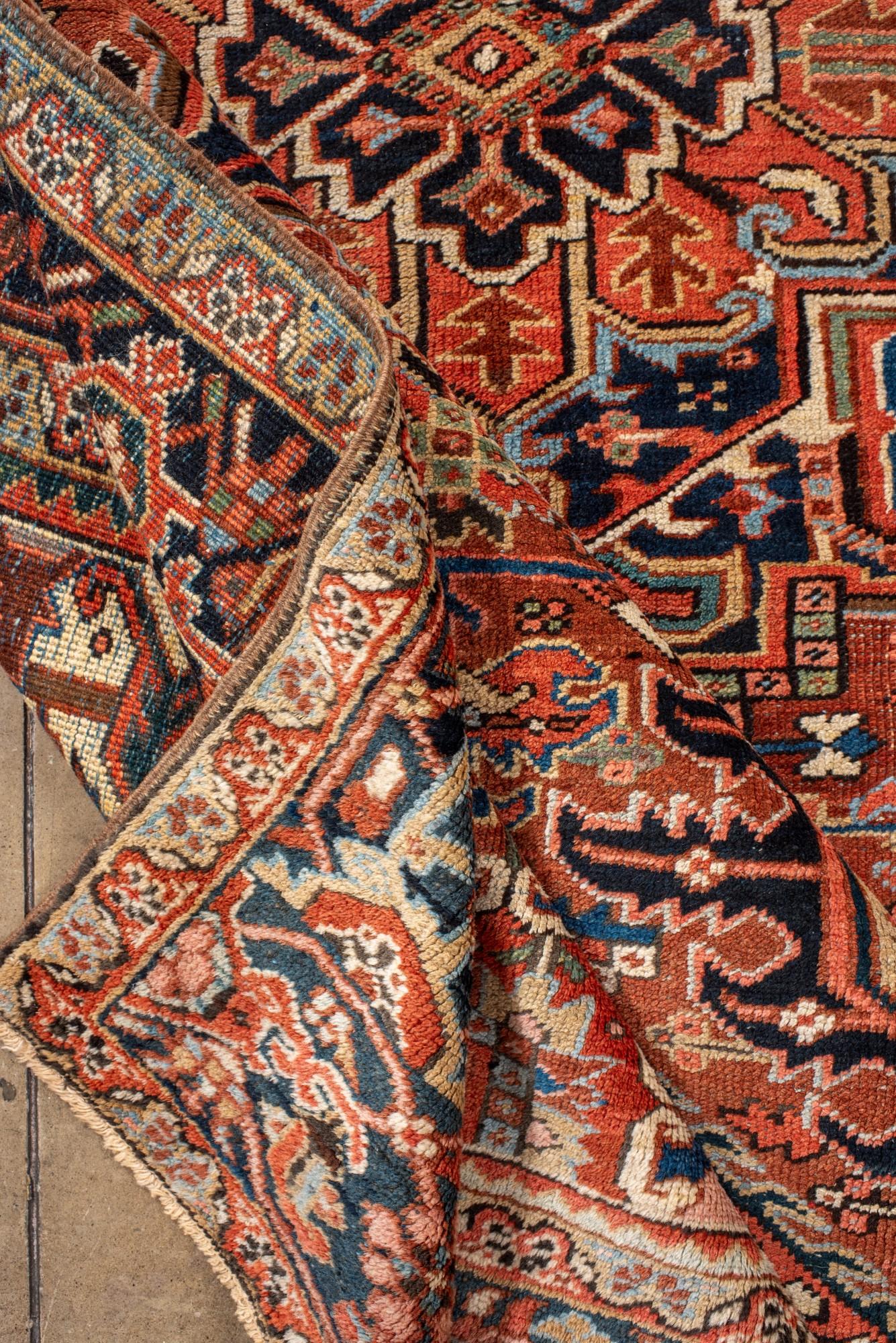Antiker persischer Heriz-Teppich mit geometrischem Medaillon im Angebot 1