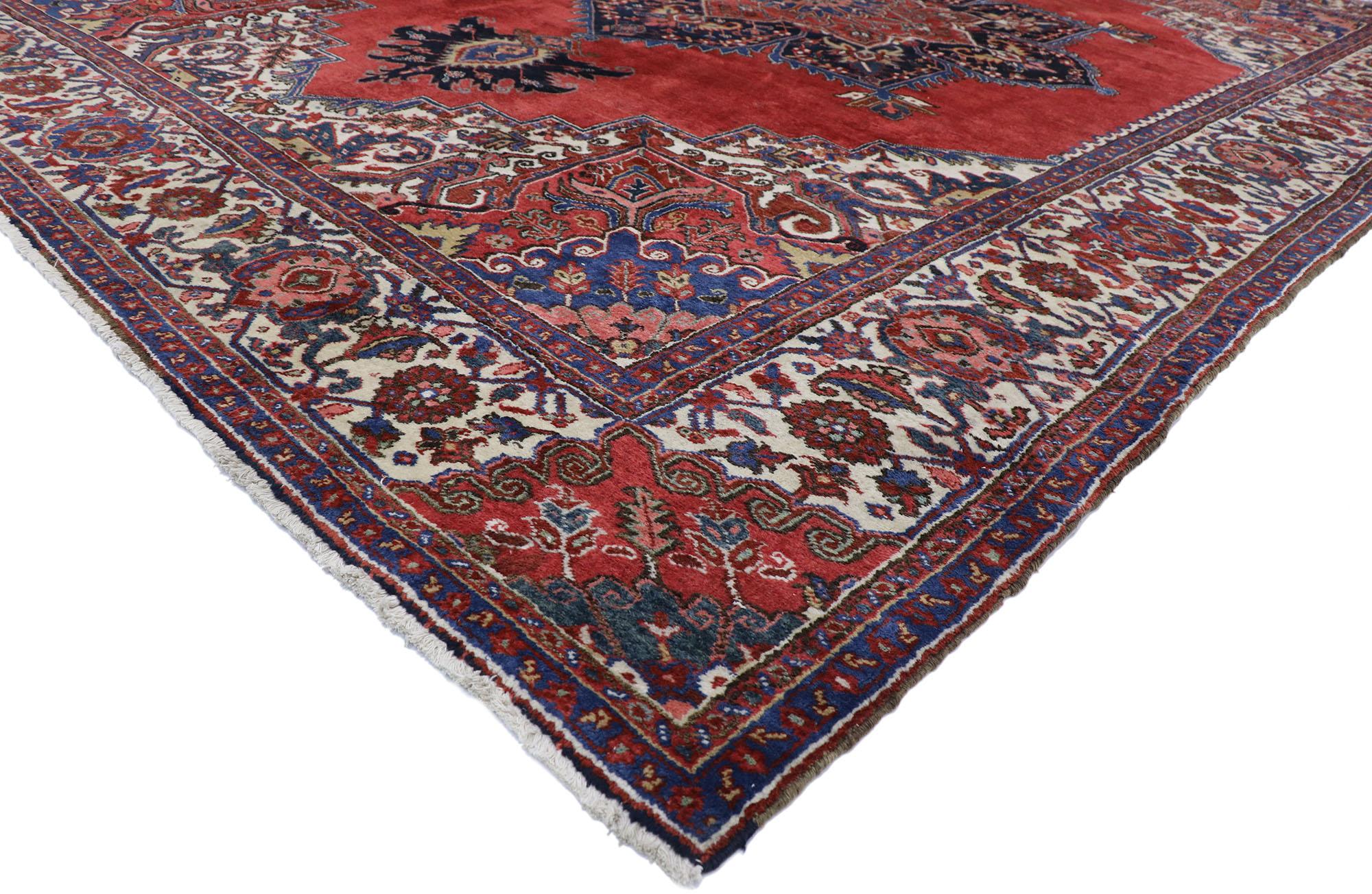 77628, ancien tapis persan Heriz de style royal jacobéen. Avec son attrait saisissant et sa palette de couleurs rouges saturées, ce tapis persan Heriz ancien en laine nouée à la main ressemble à un somptueux velours italien, rappelant le mobilier