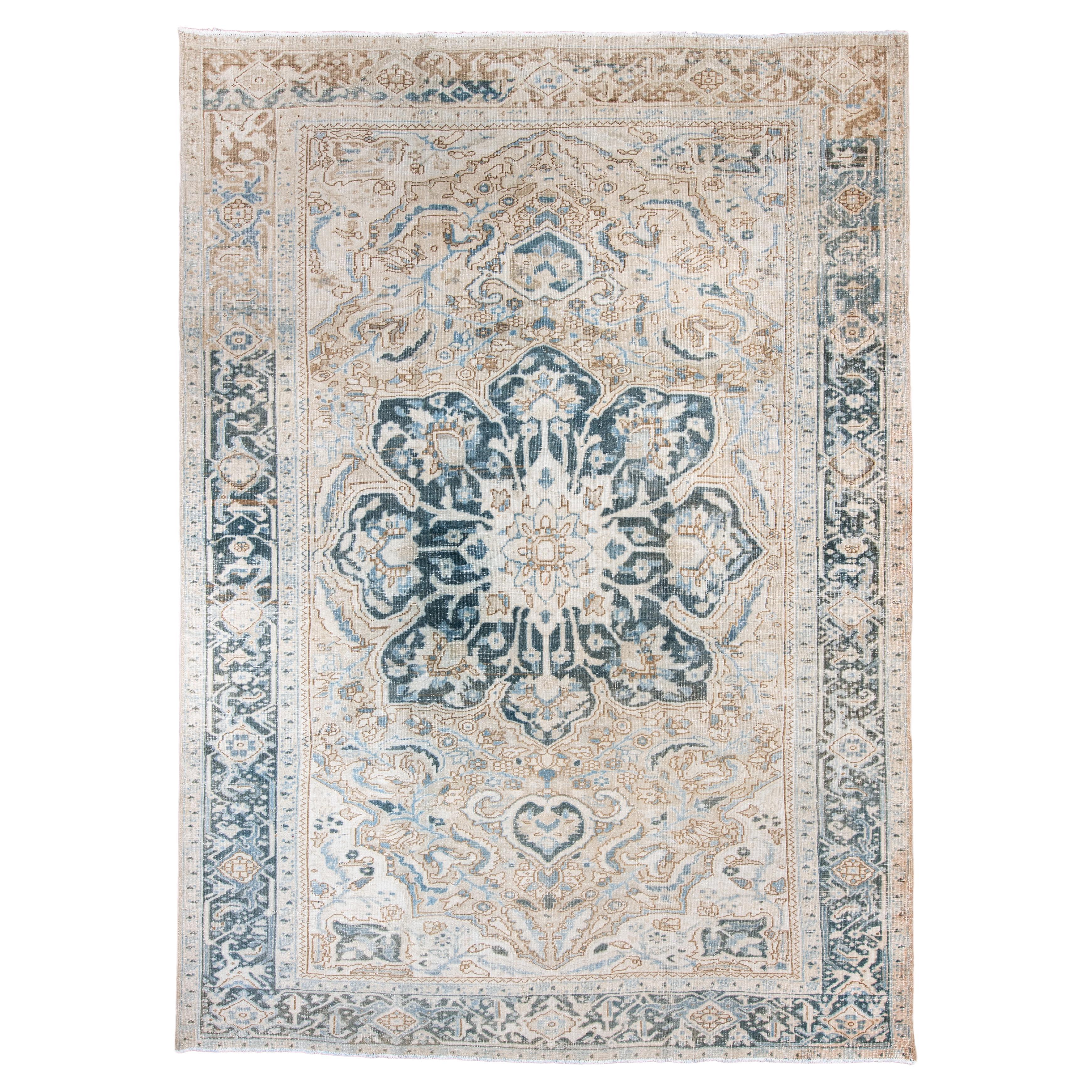 Antiker persischer Heriz-Teppich mit weichem blauen Medaillon und architektonischem Stammesdesign im Angebot