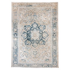 Ancien tapis persan Heriz avec médaillon bleu doux et motifs tribaux architecturaux