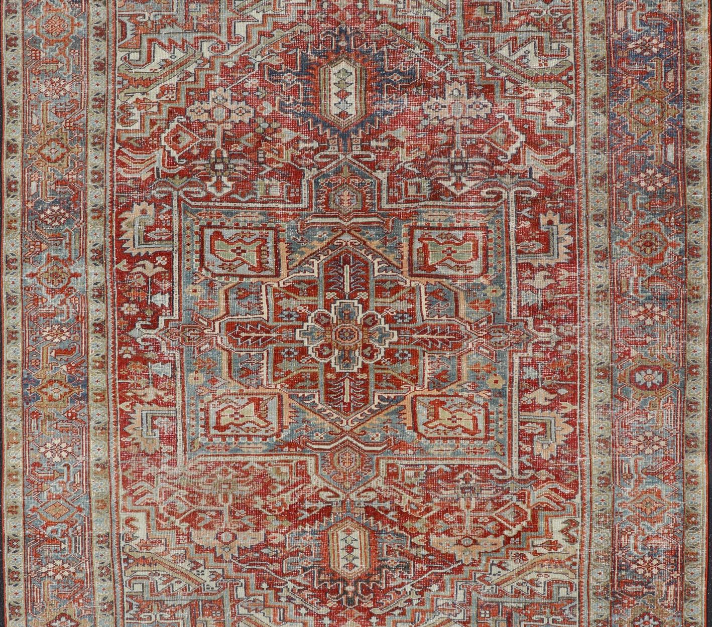 Antiker persischer Heriz-Teppich mit auffälligem geometrischem Medaillon 7'11