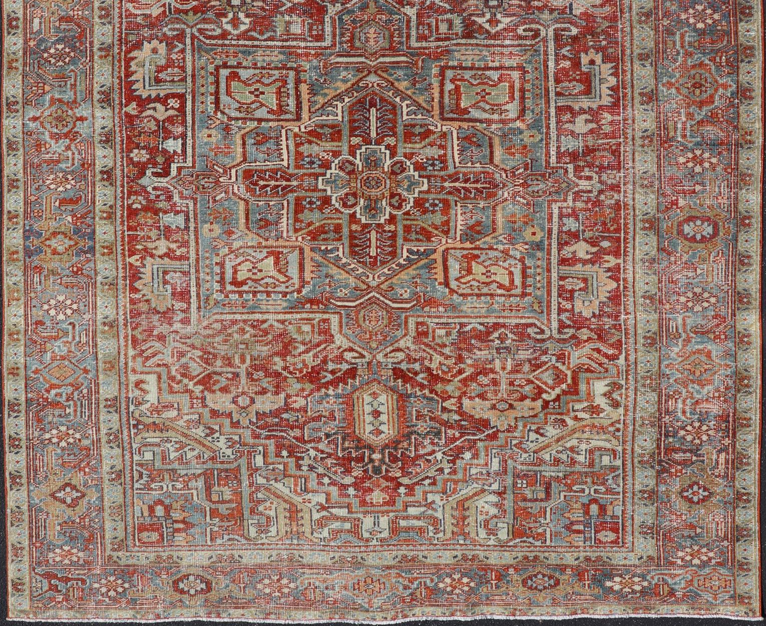 Antiker persischer Heriz-Teppich mit auffälligem geometrischem Medaillon 7'11