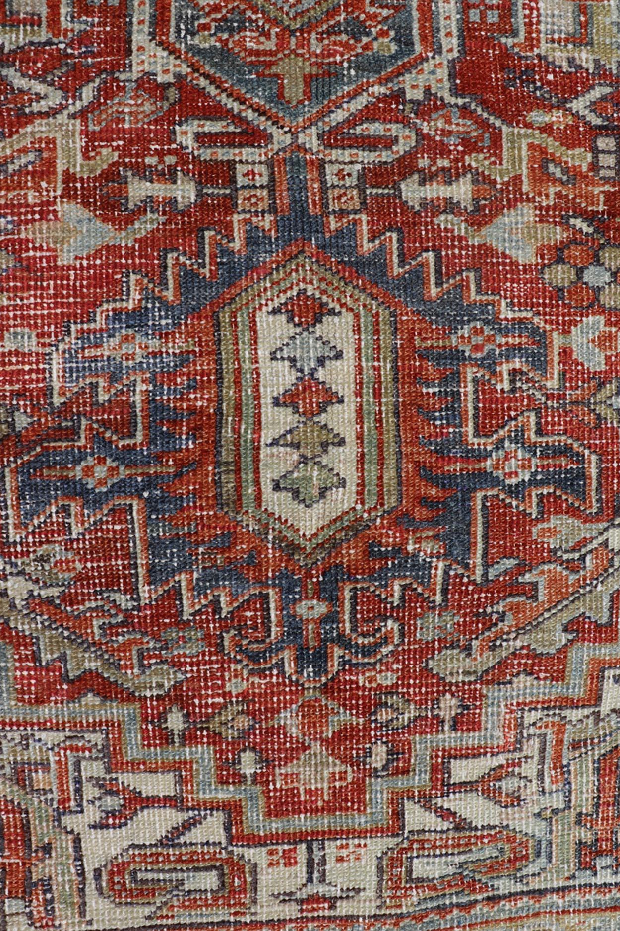 Antiker persischer Heriz-Teppich mit auffälligem geometrischem Medaillon 7'11