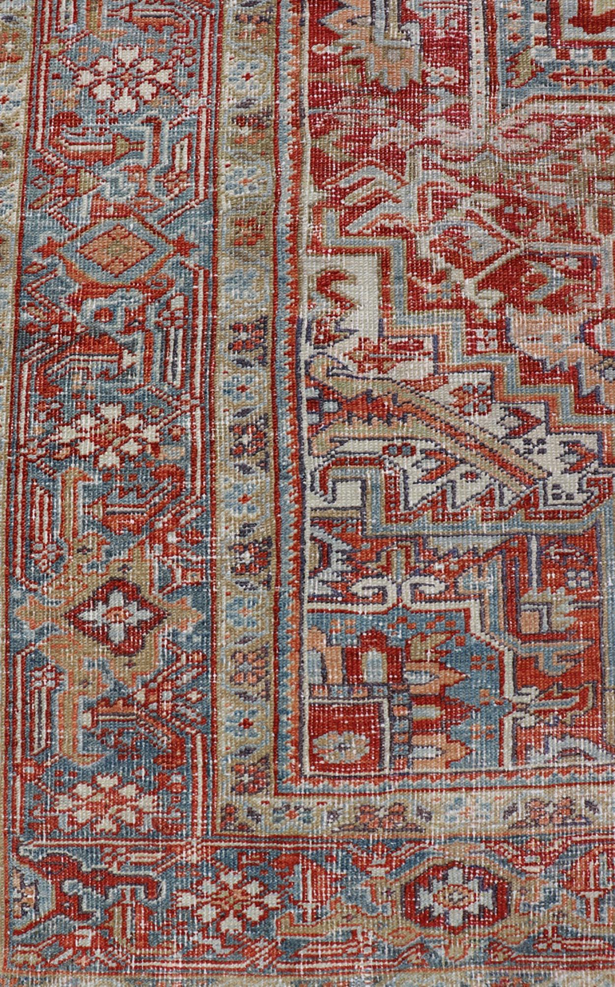 Antiker persischer Heriz-Teppich mit auffälligem geometrischem Medaillon 7'11