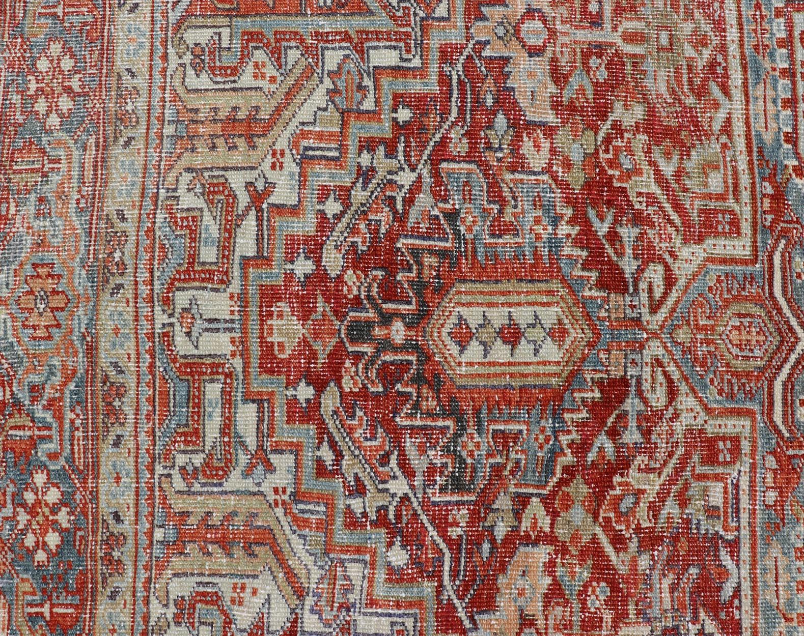 Antiker persischer Heriz-Teppich mit auffälligem geometrischem Medaillon 7'11