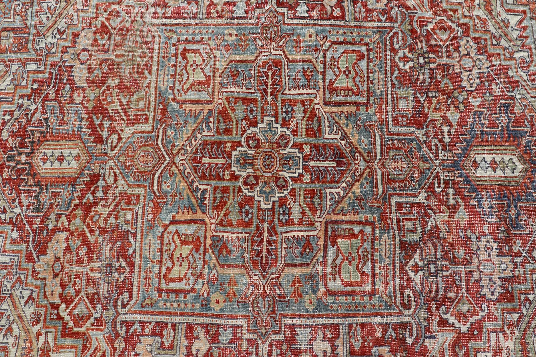 Antiker persischer Heriz-Teppich mit auffälligem geometrischem Medaillon 7'11