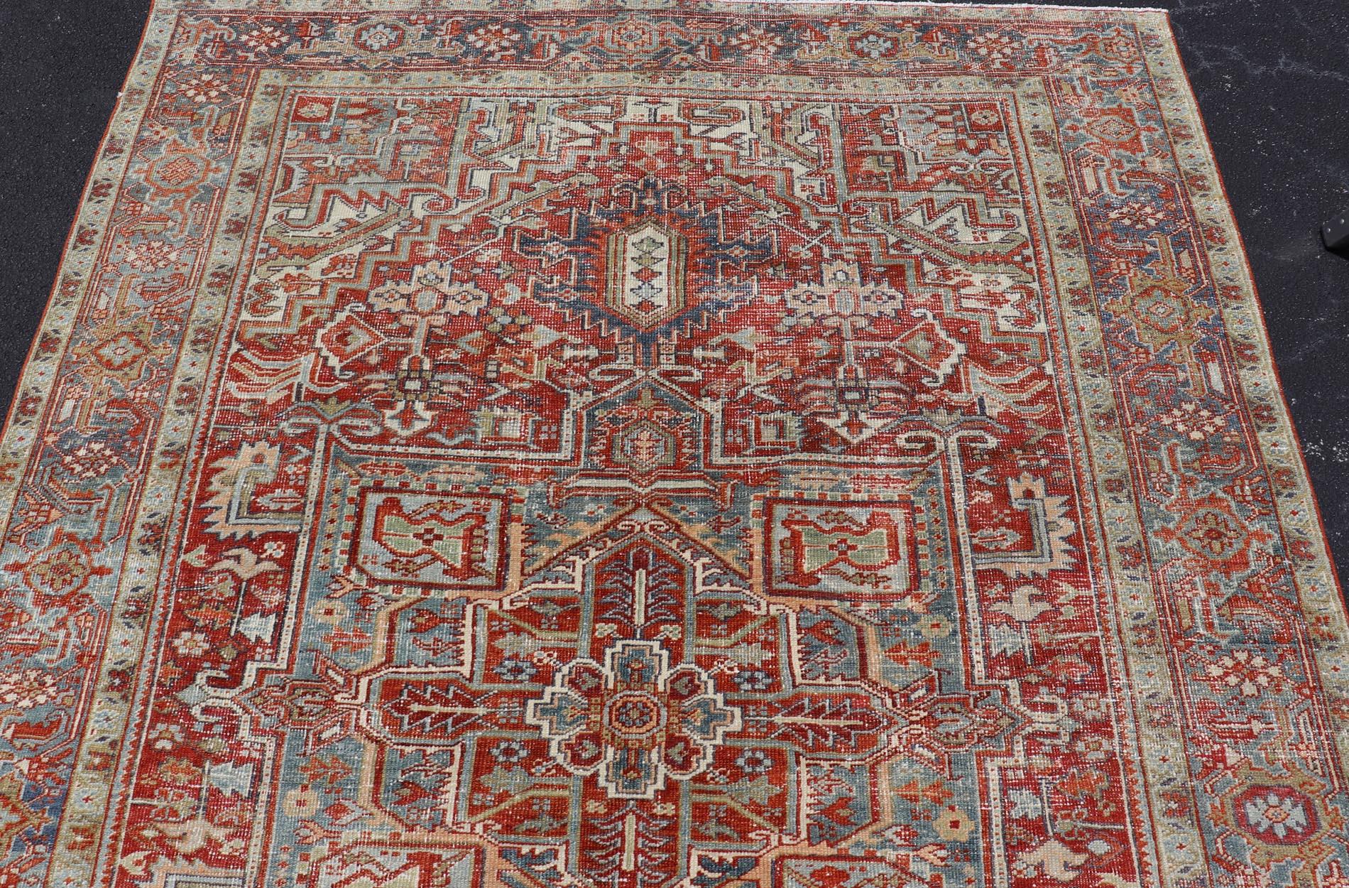 Antiker persischer Heriz-Teppich mit auffälligem geometrischem Medaillon 7'11