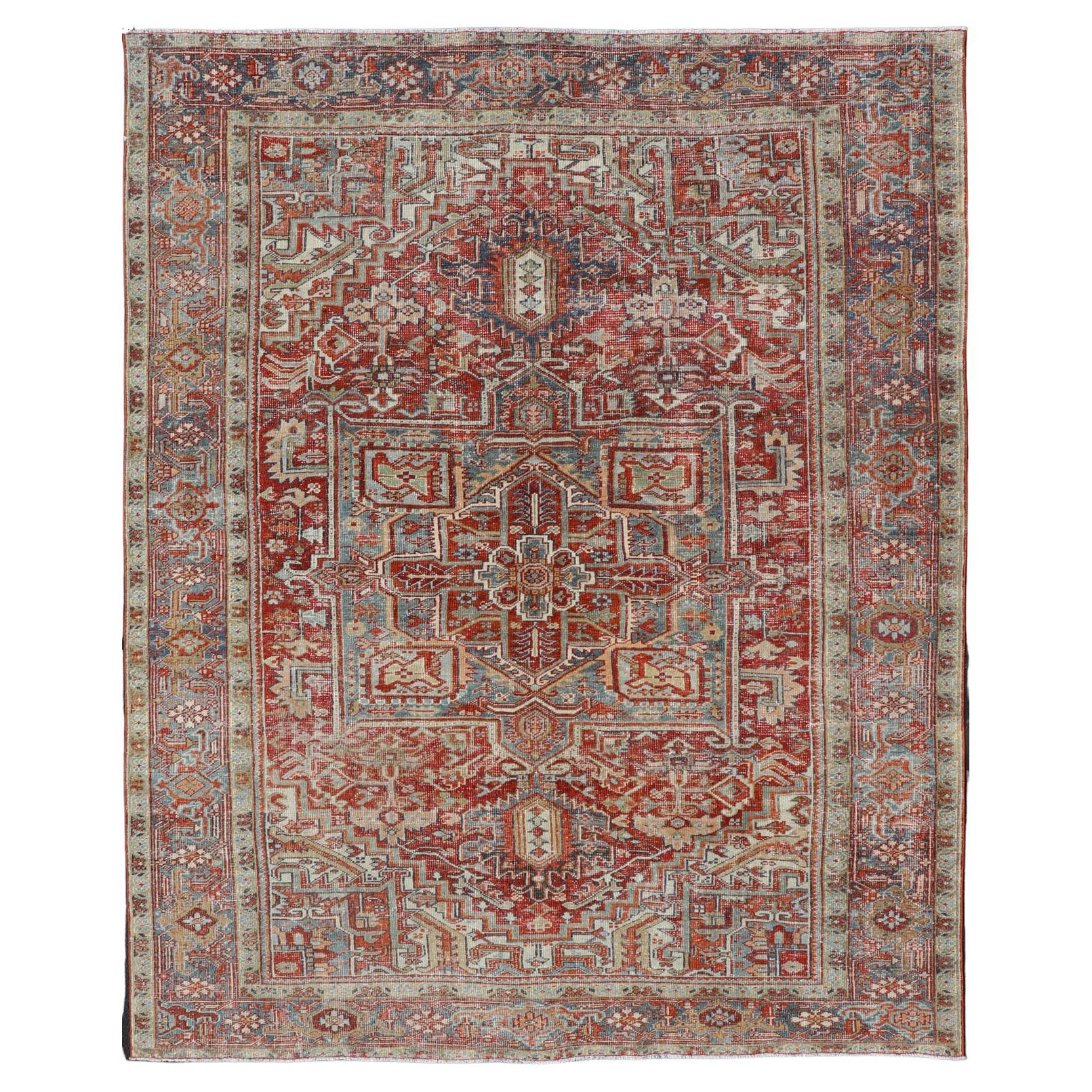 Antiker persischer Heriz-Teppich mit auffälligem geometrischem Medaillon 7'11"X10'3" im Angebot