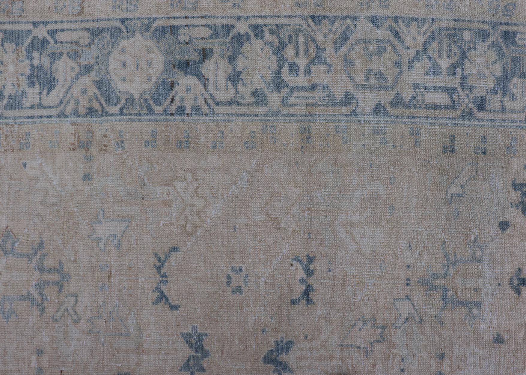 Antiker persischer Heriz-Teppich mit subgeometrischem Muster in Creme und Blau im Angebot 2