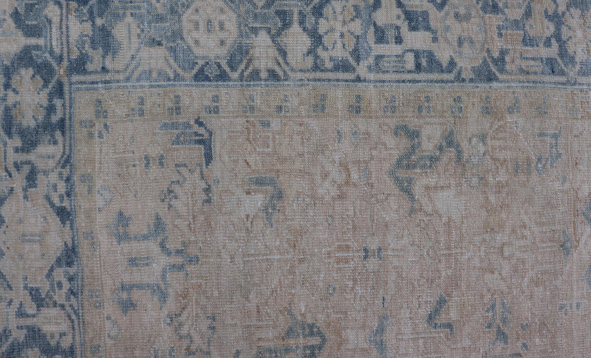 Antiker persischer Heriz-Teppich mit subgeometrischem Muster in Creme und Blau im Angebot 3