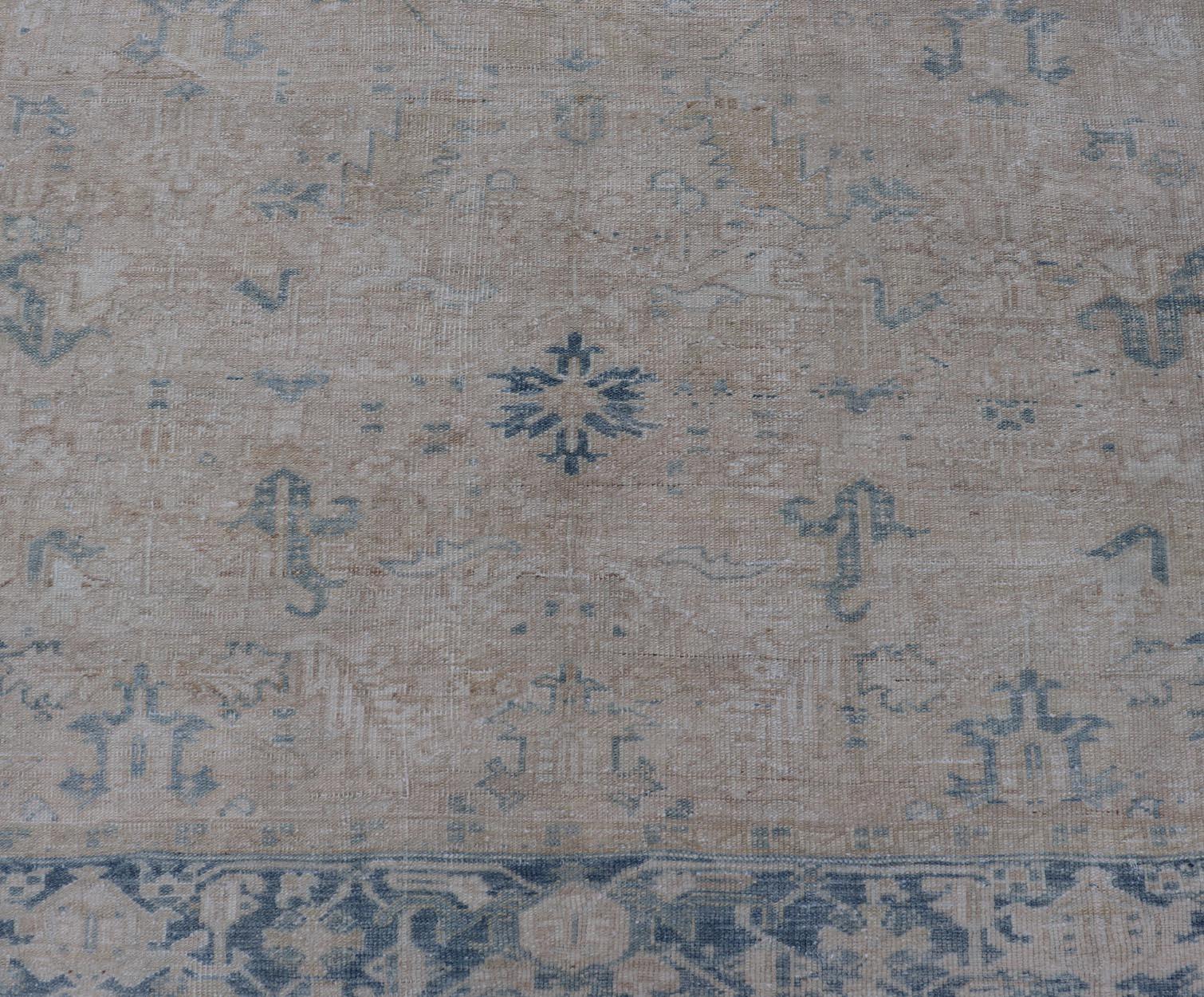 Antiker persischer Heriz-Teppich mit subgeometrischem Muster in Creme und Blau im Angebot 4