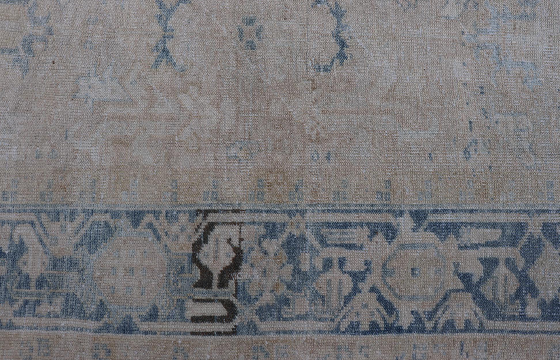 Antiker persischer Heriz-Teppich mit subgeometrischem Muster in Creme und Blau im Angebot 5