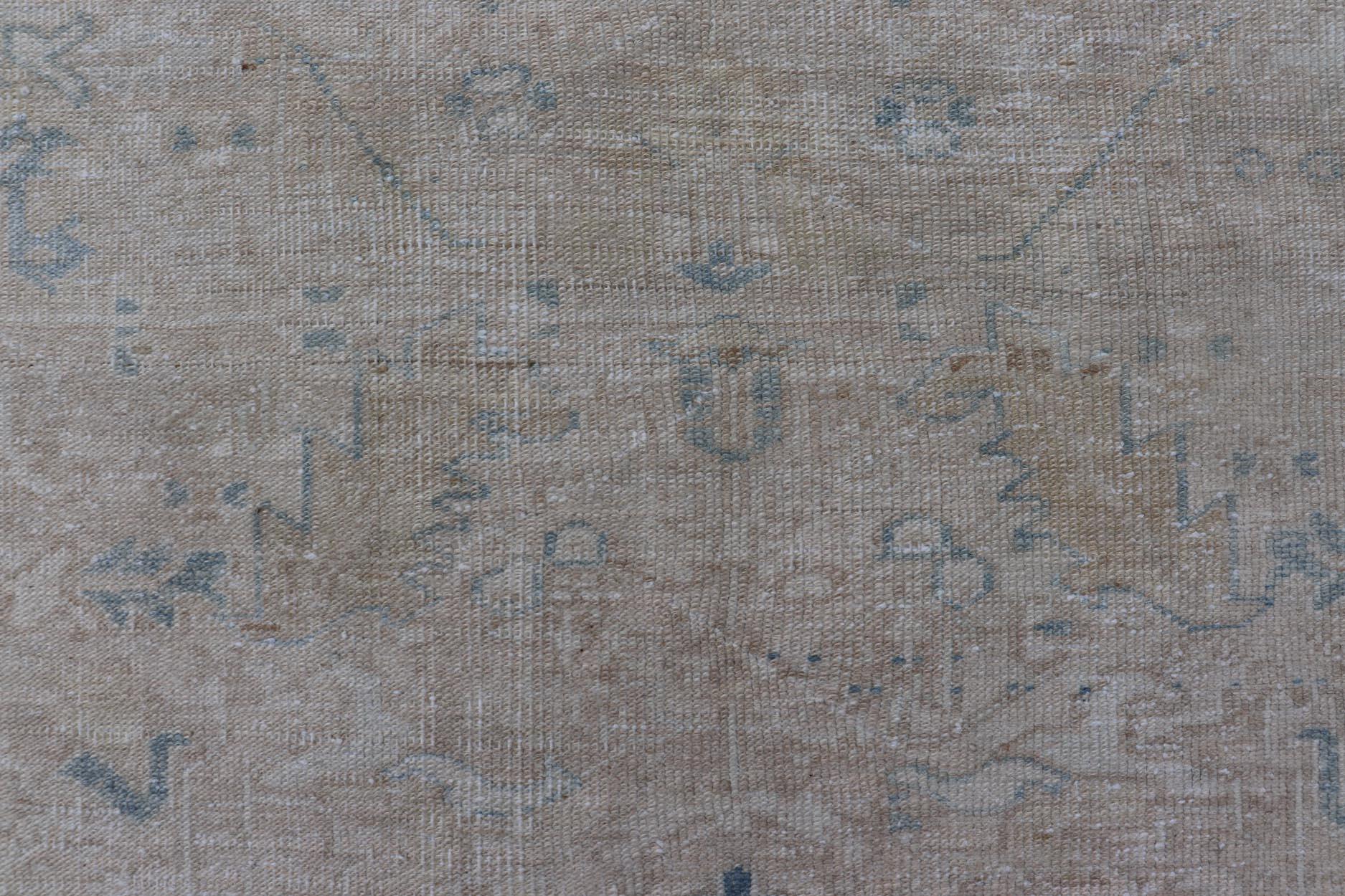 Antiker persischer Heriz-Teppich mit subgeometrischem Muster in Creme und Blau im Angebot 6