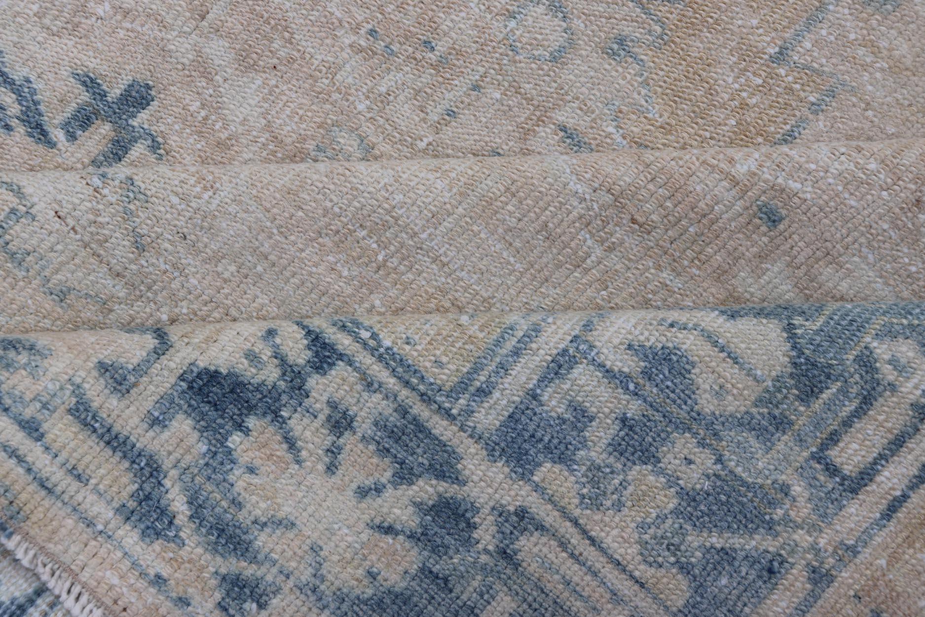 Antiker persischer Heriz-Teppich mit subgeometrischem Muster in Creme und Blau im Angebot 7