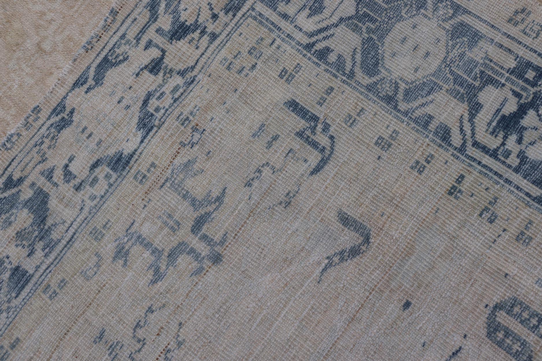 Antiker persischer Heriz-Teppich mit subgeometrischem Muster in Creme und Blau im Angebot 8