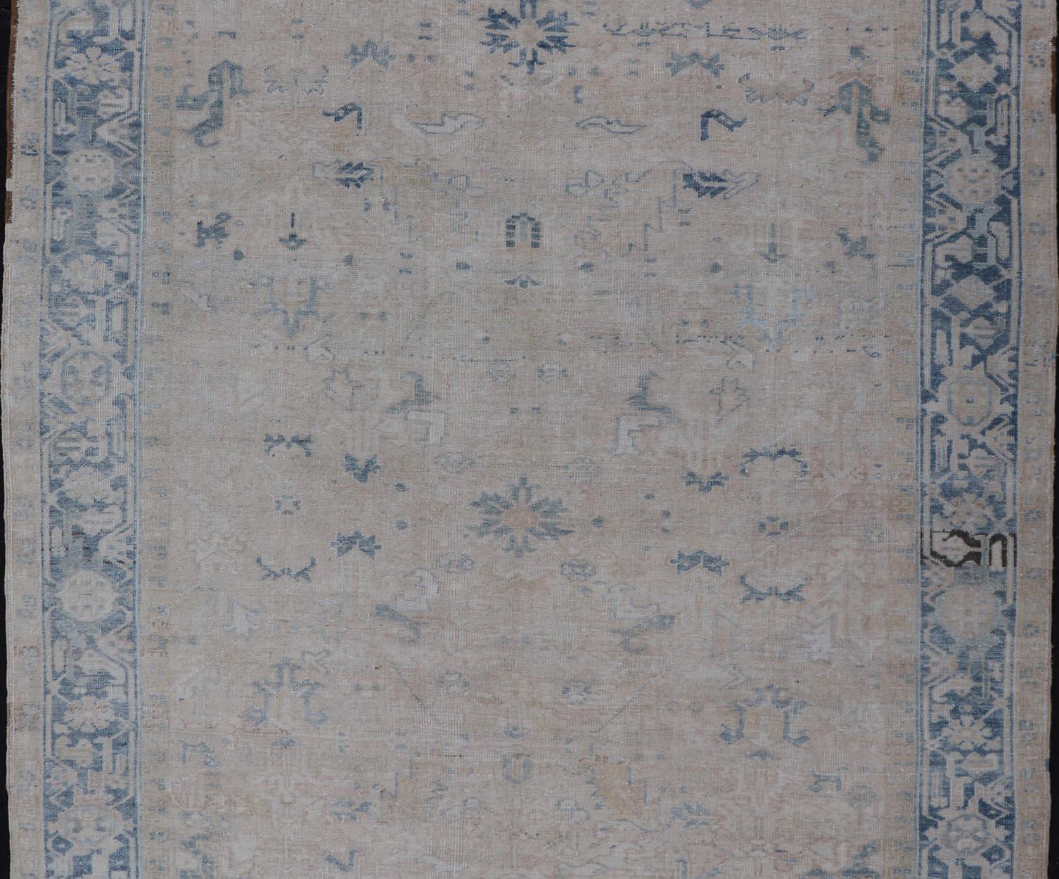 Antiker Heriz-Teppich in Blau und Creme mit Allover-Muster. Keivan Woven Arts / Teppich EMB-9622-P13579, Herkunftsland / Art: Persien / Heriz, ca. Anfang des 20. Jahrhunderts.

Maße: 7'5 x 11'5 Zoll.