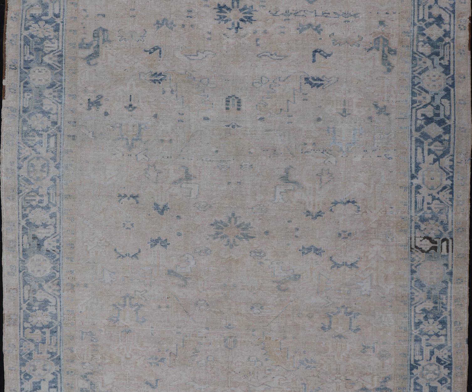 Antiker Heriz-Teppich in Blau und Creme mit Allover-Muster. Keivan Woven Arts / Teppich EMB-9622-P13579, Herkunftsland / Art: Persien / Heriz, ca. Anfang des 20. Jahrhunderts.

Maße: 7'5 x 11'5 Zoll.