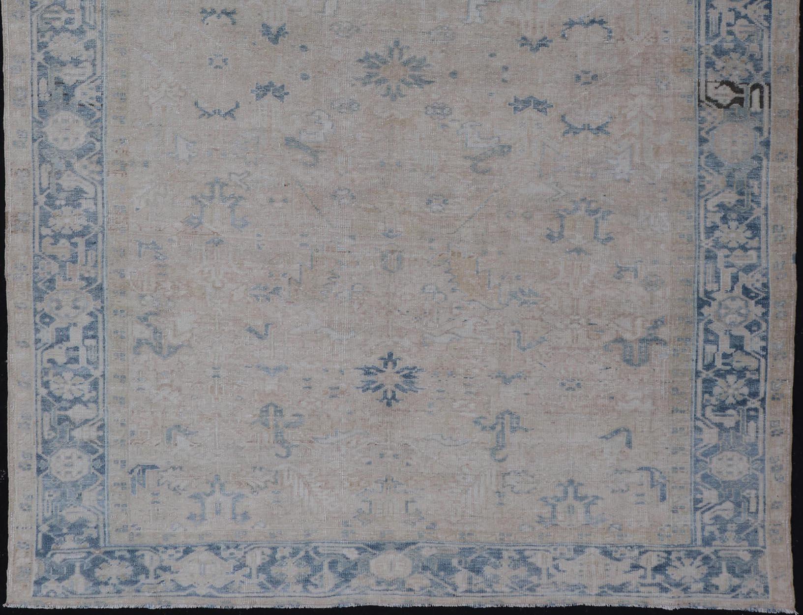 Antiker persischer Heriz-Teppich mit subgeometrischem Muster in Creme und Blau (Heriz Serapi) im Angebot