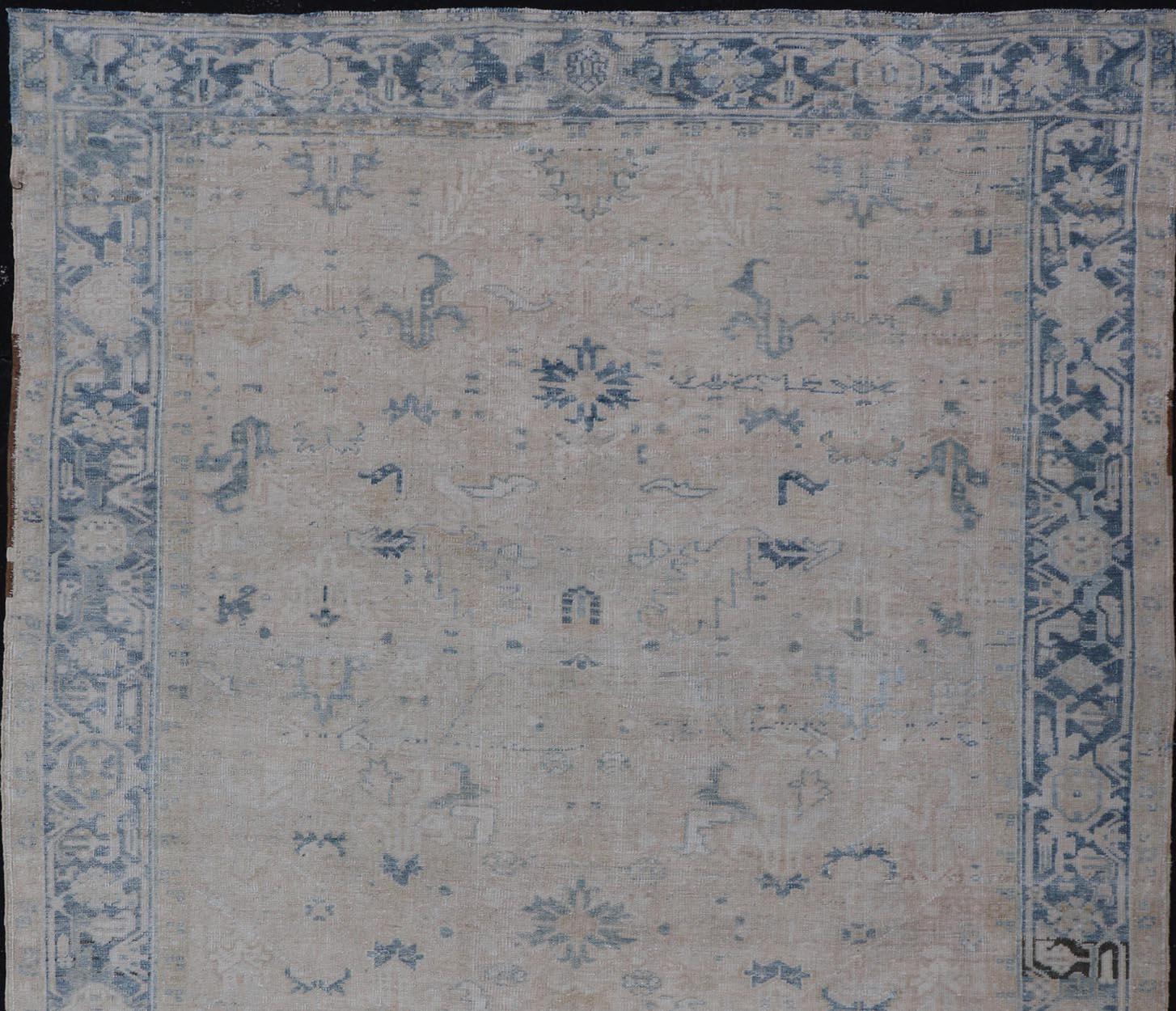 Antiker persischer Heriz-Teppich mit subgeometrischem Muster in Creme und Blau (Persisch) im Angebot