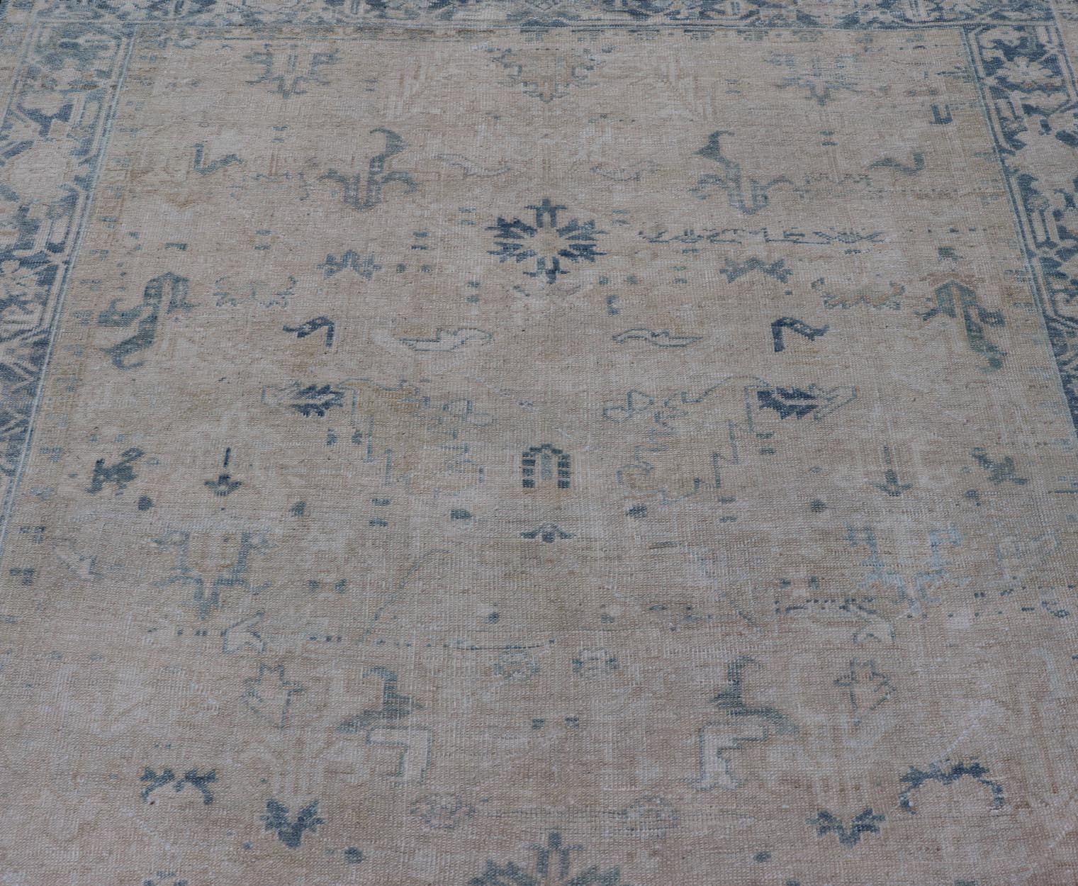 Antiker persischer Heriz-Teppich mit subgeometrischem Muster in Creme und Blau (Handgeknüpft) im Angebot