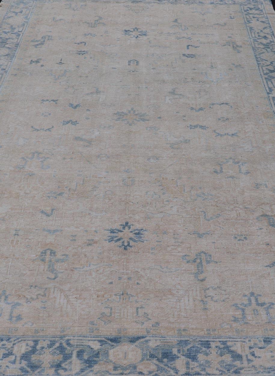Antiker persischer Heriz-Teppich mit subgeometrischem Muster in Creme und Blau im Zustand „Gut“ im Angebot in Atlanta, GA