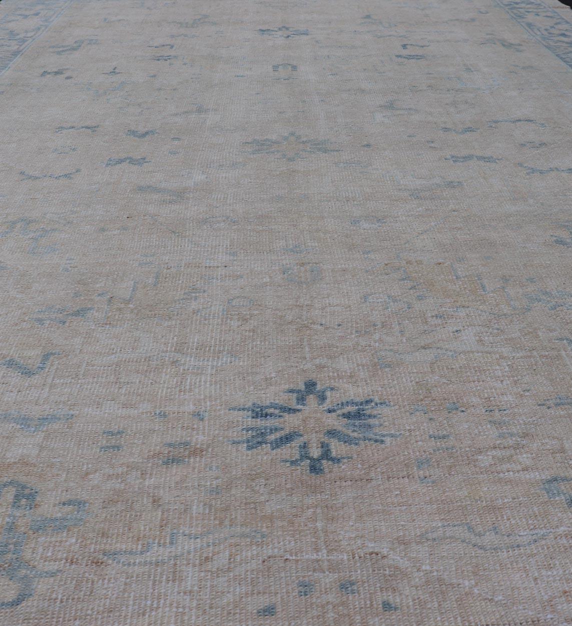 Antiker persischer Heriz-Teppich mit subgeometrischem Muster in Creme und Blau (20. Jahrhundert) im Angebot