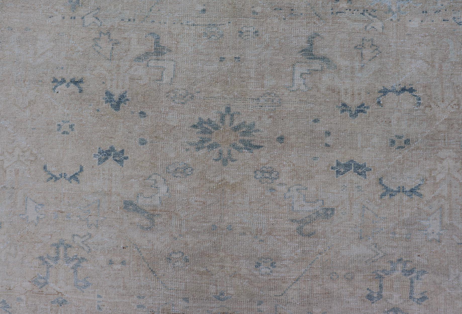 Antiker persischer Heriz-Teppich mit subgeometrischem Muster in Creme und Blau (Wolle) im Angebot