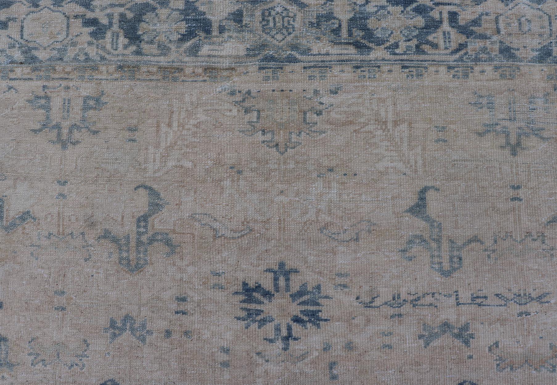 Antiker persischer Heriz-Teppich mit subgeometrischem Muster in Creme und Blau im Angebot 1