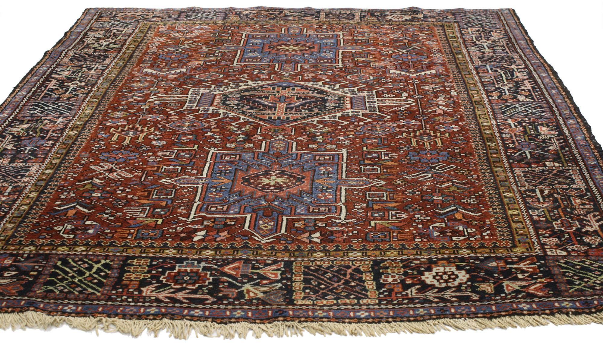 77065, antiker persischer Heriz-Teppich mit dreifachem Amulett- und Medaillonmuster. Dieser opulente antike persische Heriz-Teppich ist im uralten Stil der Herez-Knüpfer gewebt und zeigt Medaillons und Amulette im kaukasischen Stil. Die