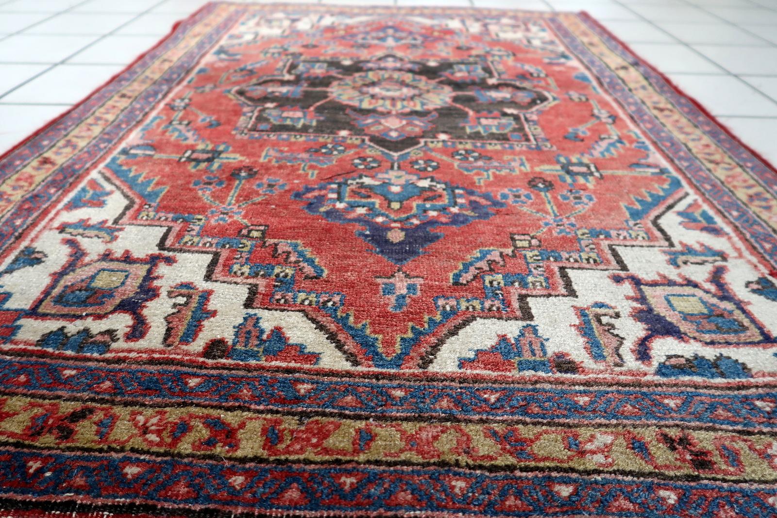 Antique Persian Heriz Rug, Wool, Handmade, 3 ft x 4 ft 4 in, Circa 1920 - 1C1202 (Wolle) im Angebot
