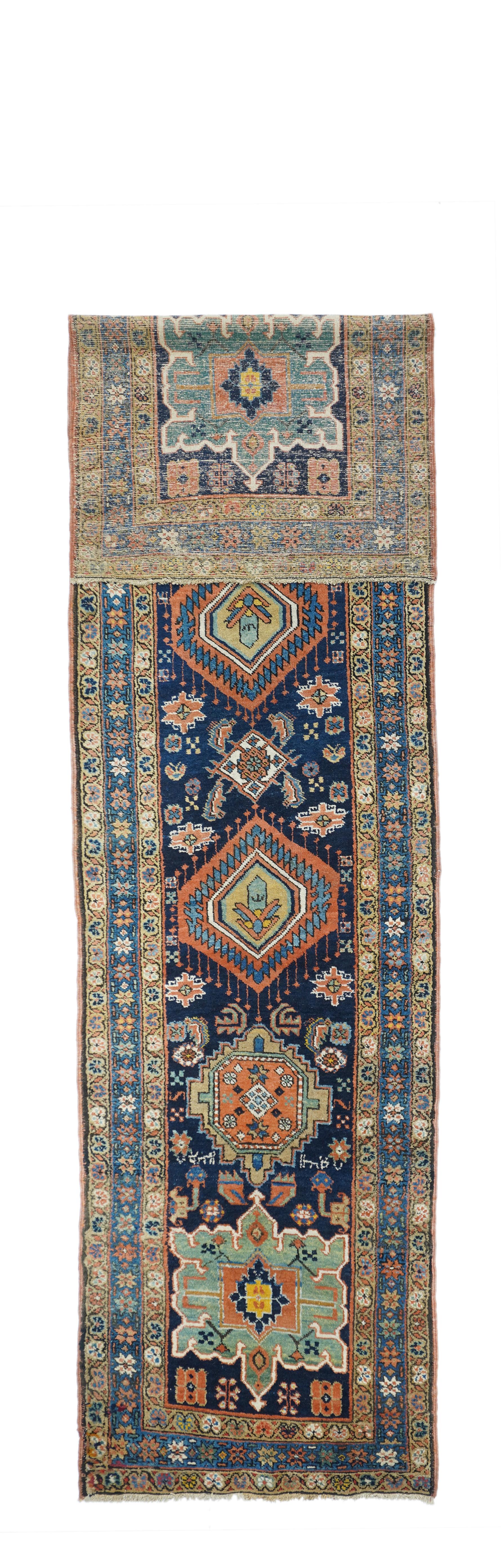 Antique Persian Heriz Runner 3'4'' x 14'5''. Les nombreux tapis du célèbre district de tissage du nord-ouest de la Perse, allant de petites pièces éparses à des tapis géants et quelques chemins de roulement, dans des motifs semi-géométriques en