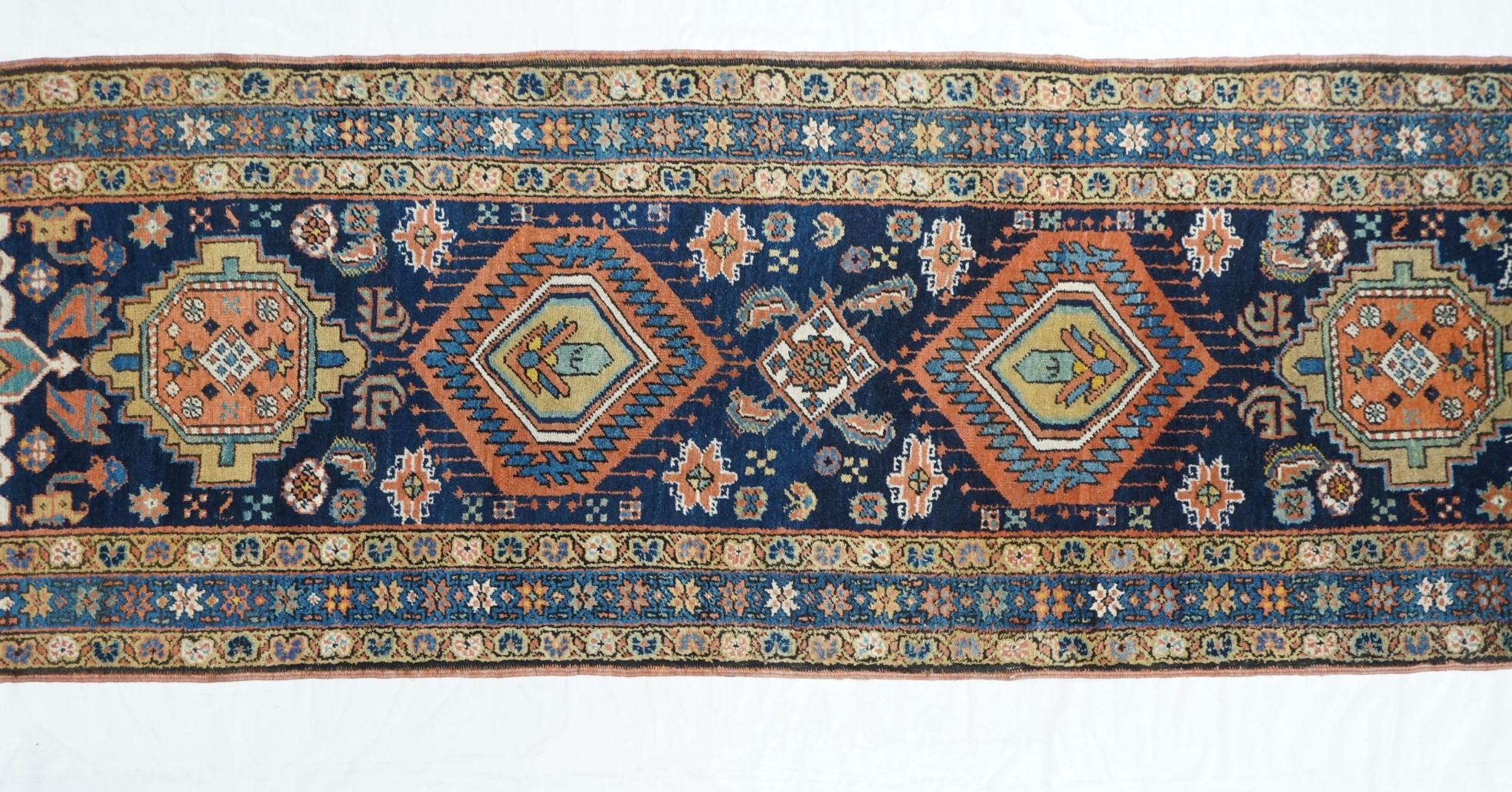 Perse Tapis de couloir persan ancien Heriz 3'4'' x 14'5'' en vente