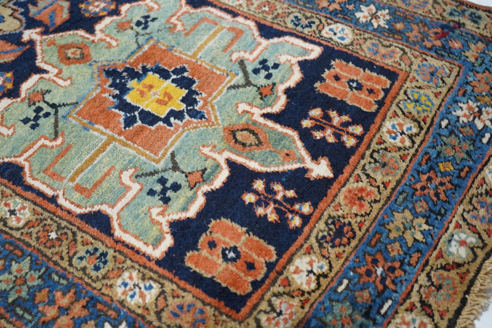 Noué à la main Tapis de couloir persan ancien Heriz 3'4'' x 14'5'' en vente