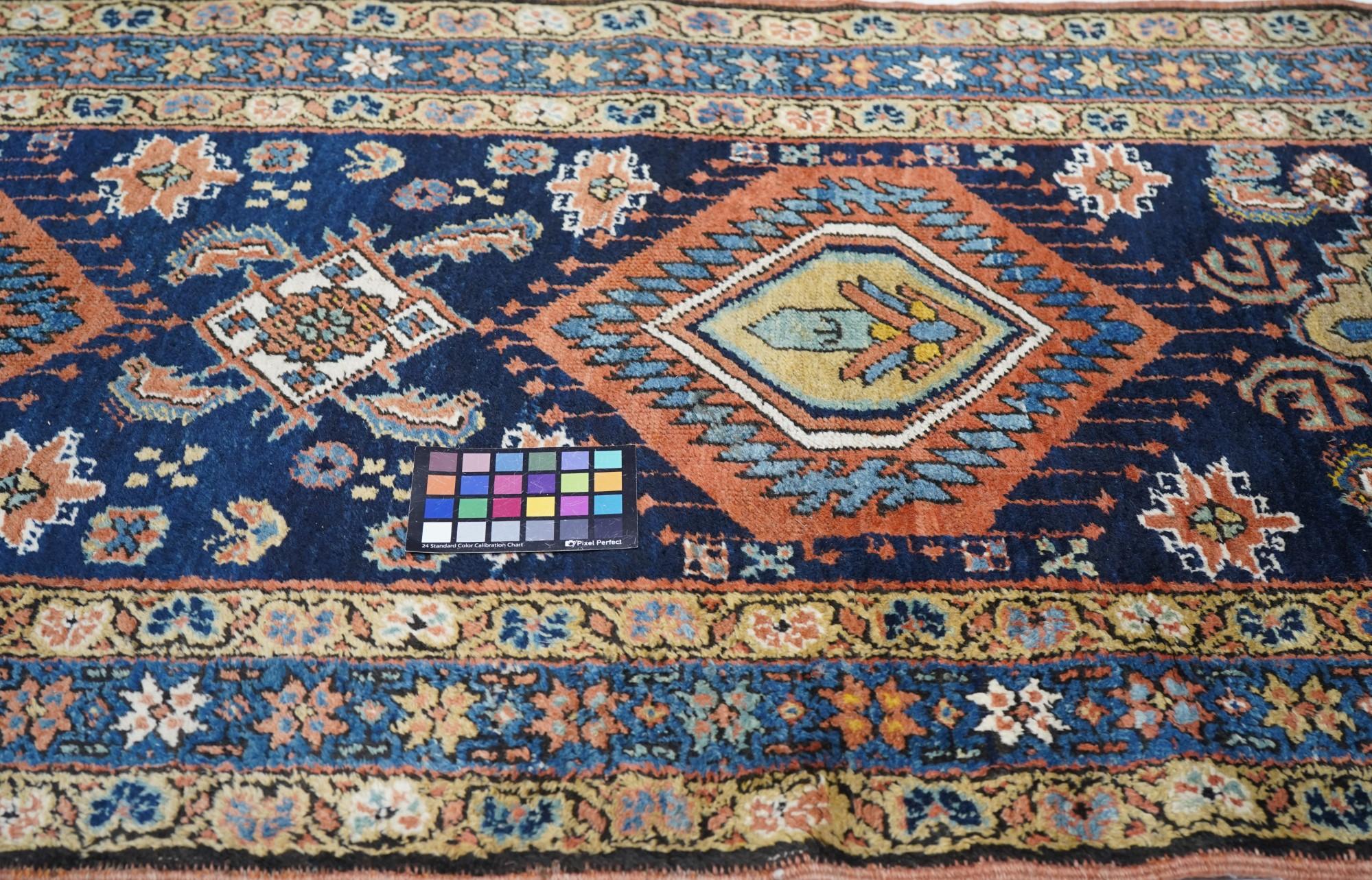 20ième siècle Tapis de couloir persan ancien Heriz 3'4'' x 14'5'' en vente
