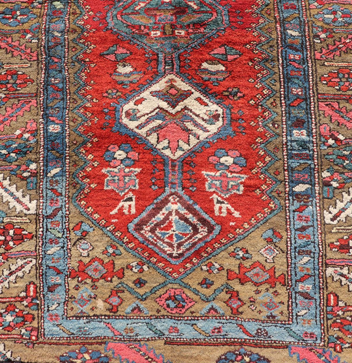 Antigua Alfombra Persa Heriz en Rojos, Azules, Rosas, Marfil y Tonos Tierra en venta 4