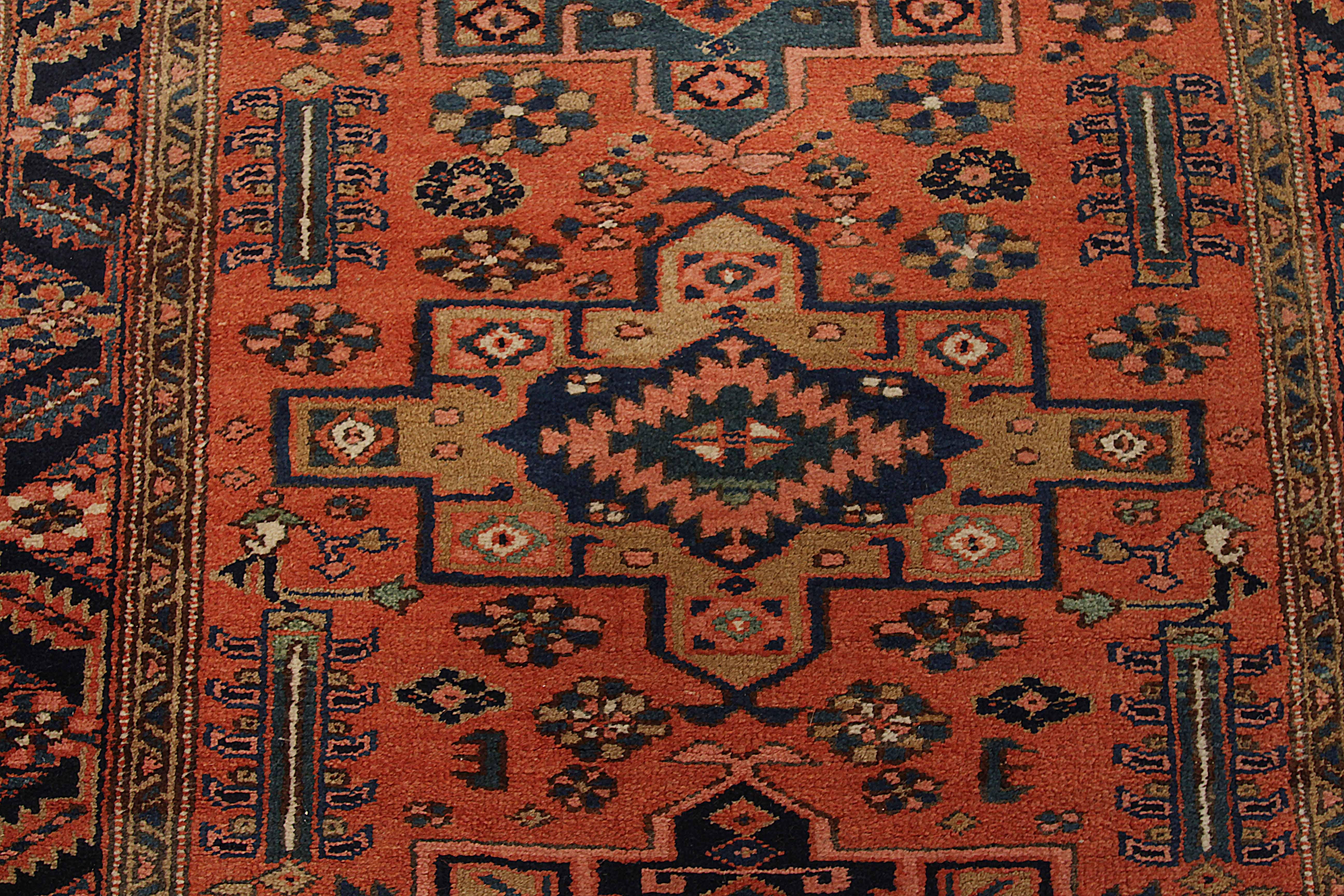 Persischer Heriz-Läufer aus Wolle, um 1880, marineblau-blau-rotes Design, 92426 im Angebot 1