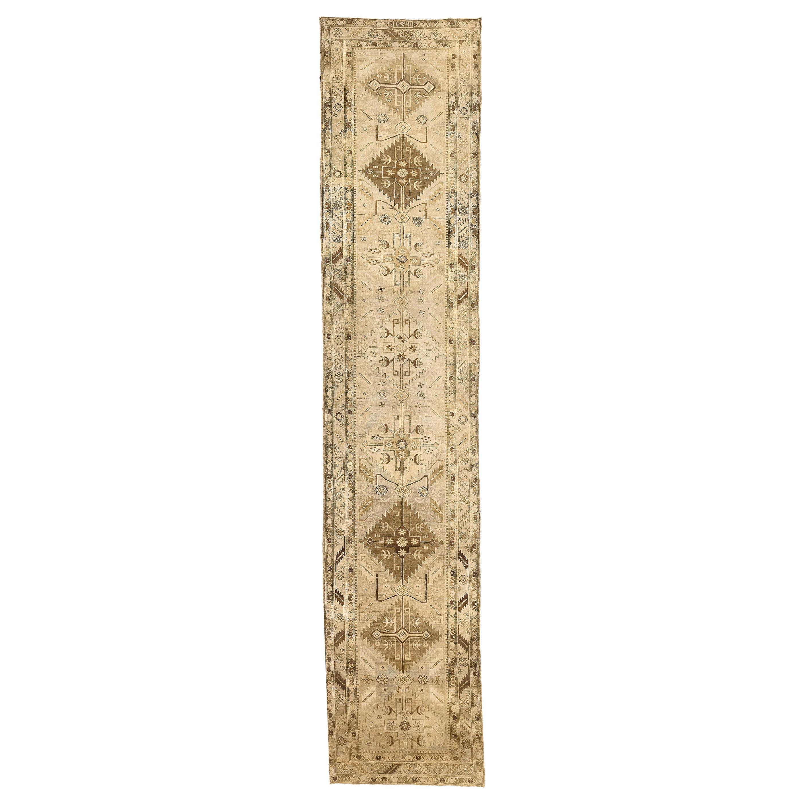 Tapis de course persan antique Heriz avec motifs tribaux bruns sur fond ivoire