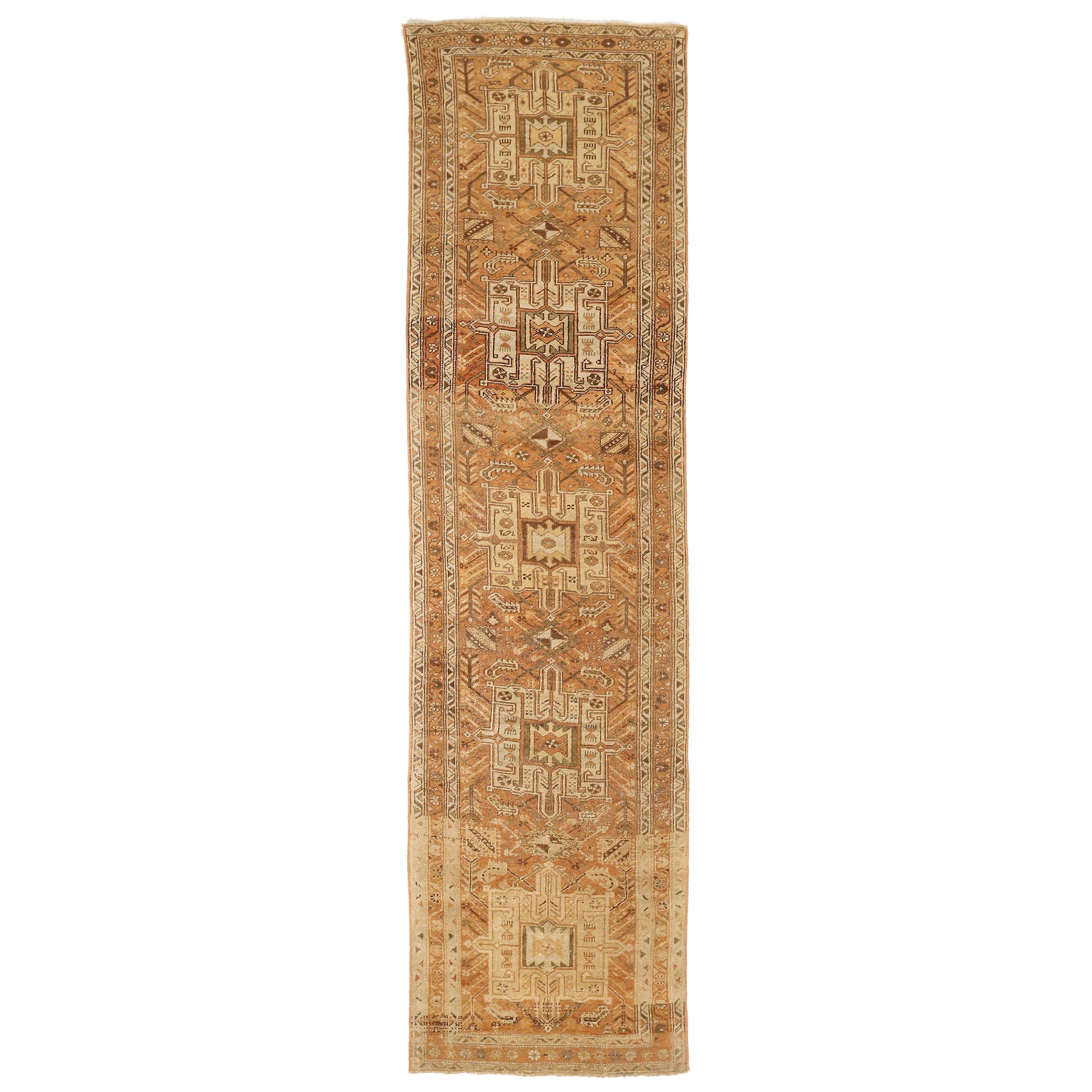 Tapis de couloir persan ancien Heriz avec détails tribaux ivoire et marron