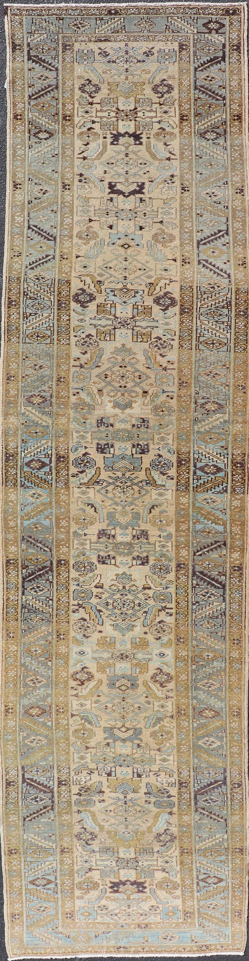 Antike persische Heriz Läufer mit All Over Geometric Design 3'4 x 14'