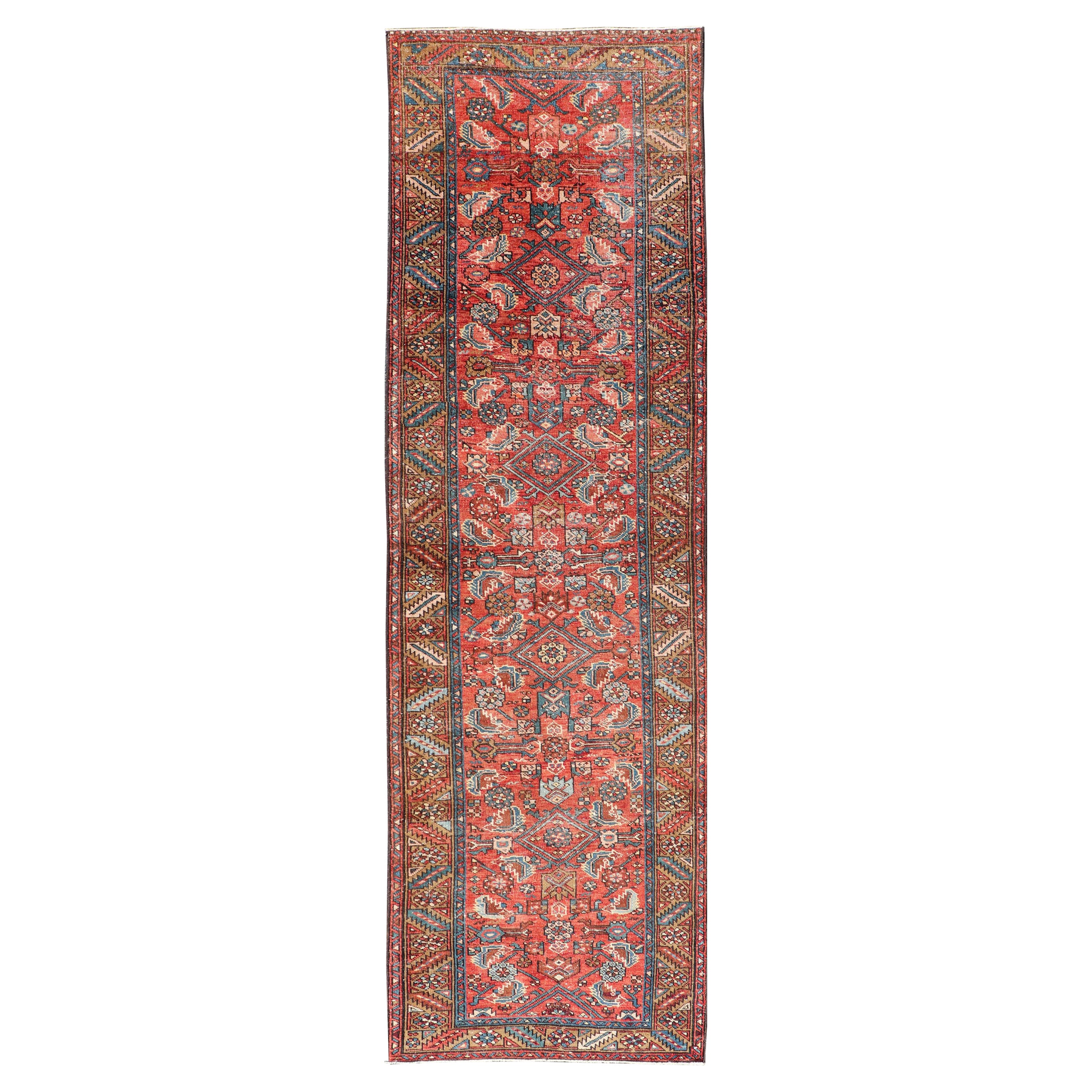 Antico runner persiano Heriz con disegno floreale stilizzato colorato all-over