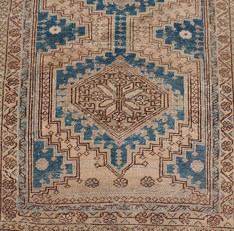 Tapis de couloir Heriz persan ancien au design géométrique beige et bleu 3'0