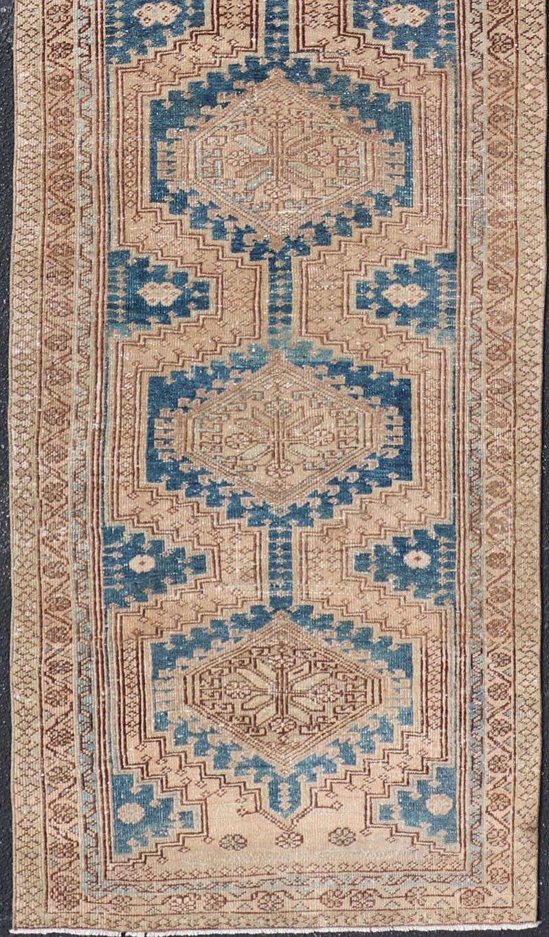 Noué à la main Tapis de couloir Heriz persan ancien au design géométrique beige et bleu 3'0