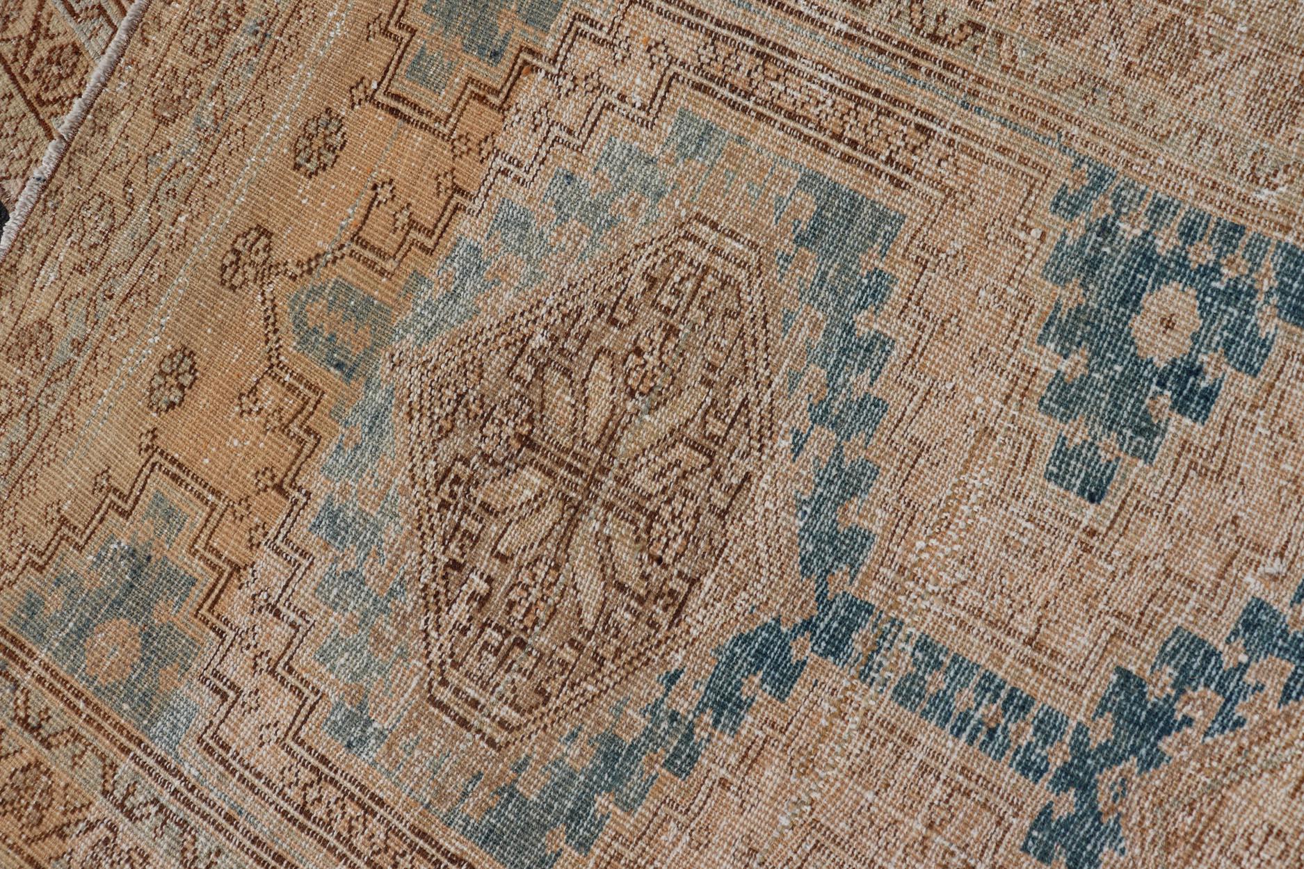 Tapis de couloir Heriz persan ancien au design géométrique beige et bleu 3'0