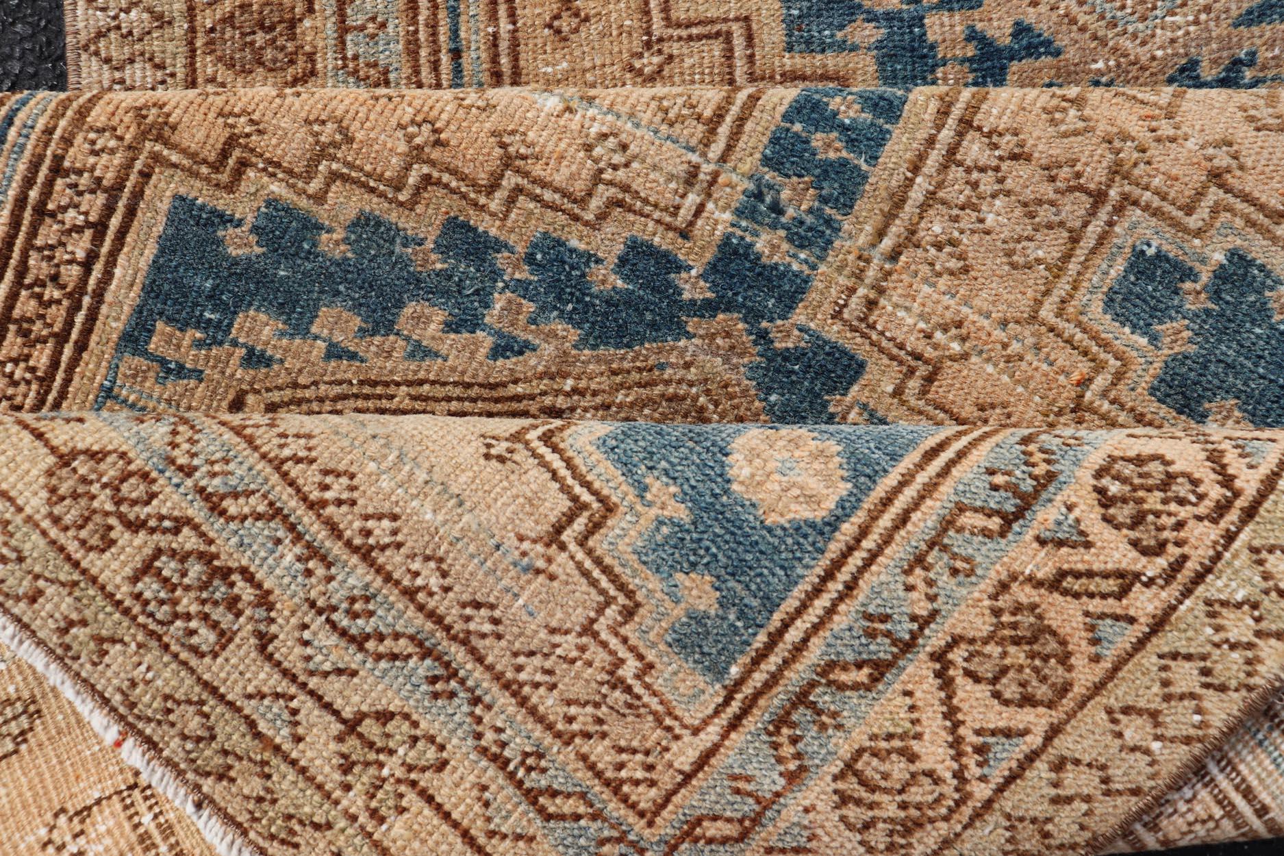 20ième siècle Tapis de couloir Heriz persan ancien au design géométrique beige et bleu 3'0