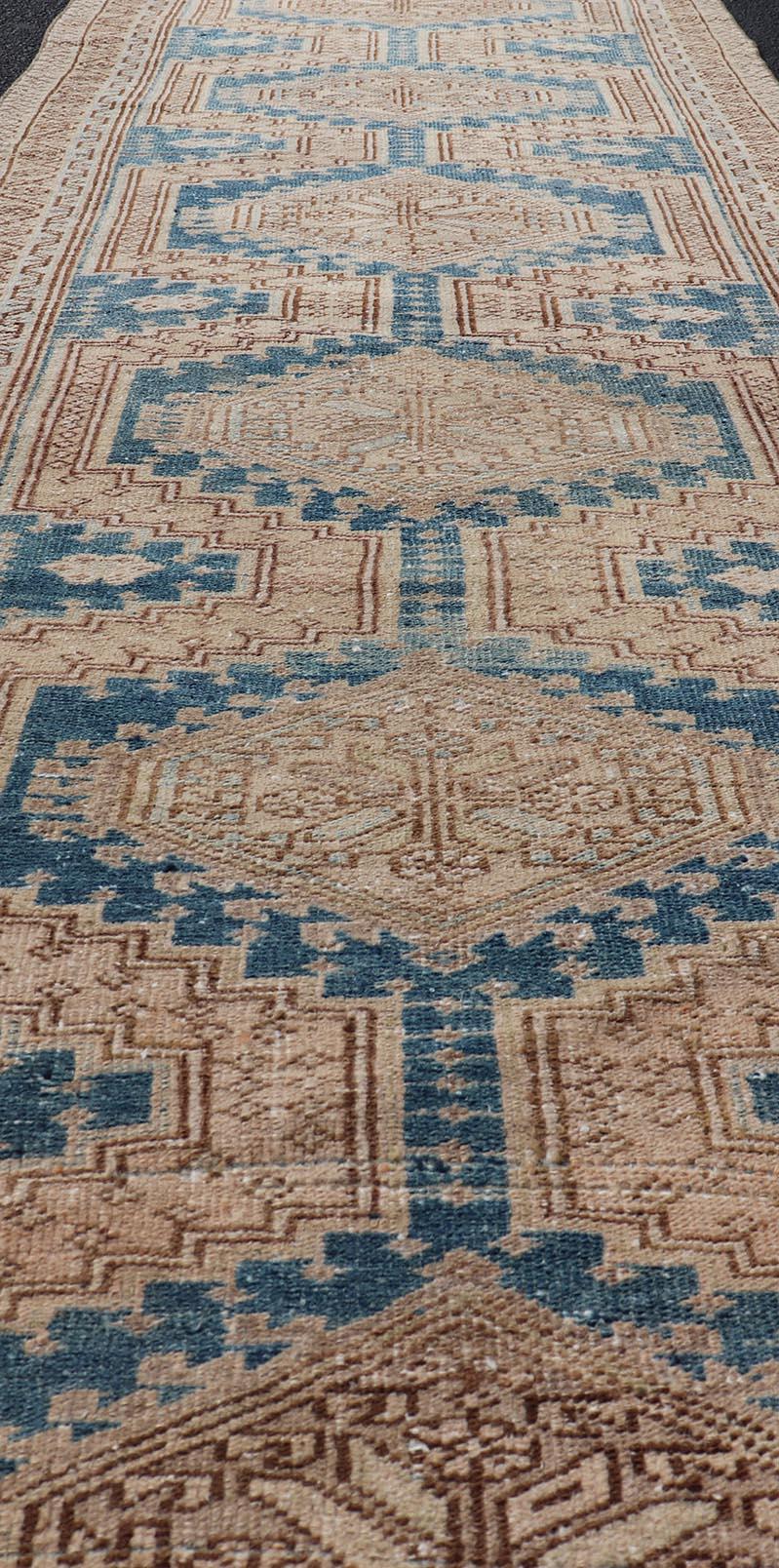 Tapis de couloir Heriz persan ancien au design géométrique beige et bleu 3'0