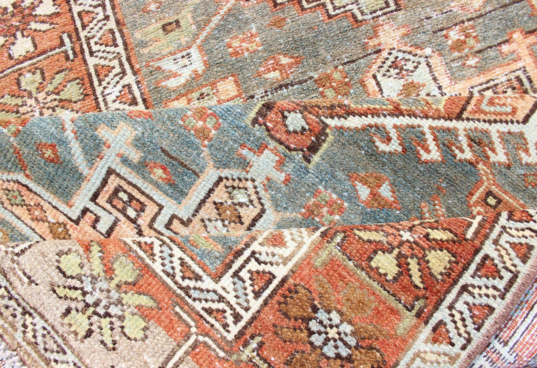 Antique Persian Heriz Runner with Geometric Medallion and Soft Colors 3'0 x 13'4 Anudado a mano en venta