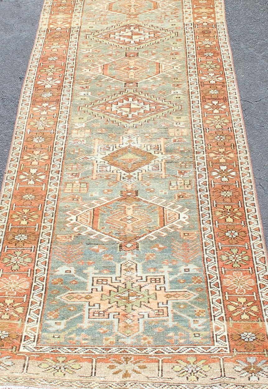 Antique Persian Heriz Runner with Geometric Medallion and Soft Colors 3'0 x 13'4 en Bueno estado para la venta en Atlanta, GA