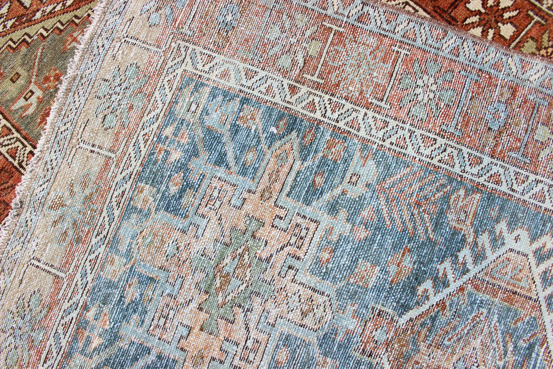 Antique Persian Heriz Runner with Geometric Medallion and Soft Colors 3'0 x 13'4 siglo XX en venta
