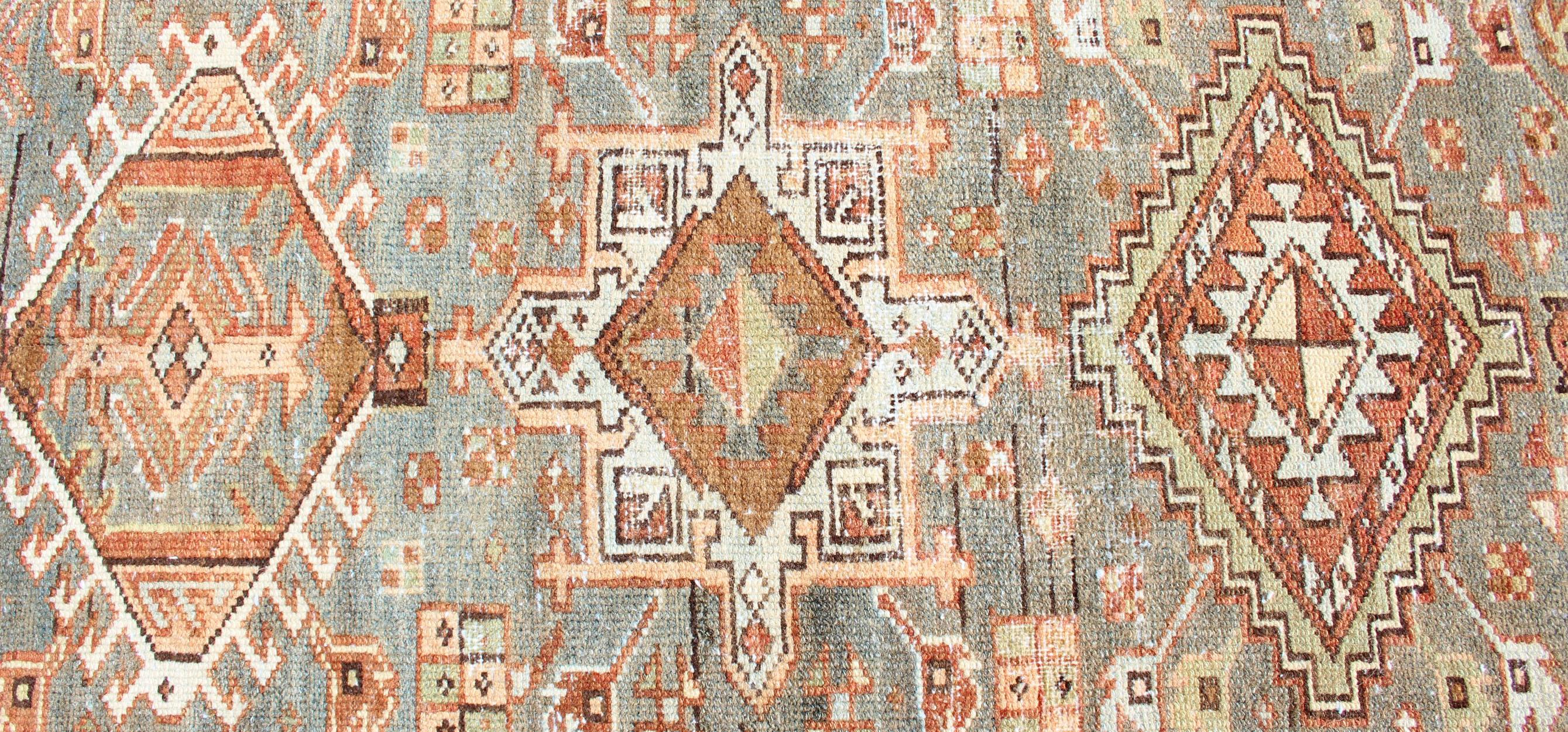 Antiker persischer Heriz-Läufer mit geometrischem Medaillon und weichen Farben 3'0 x 13'4 (Wolle) im Angebot